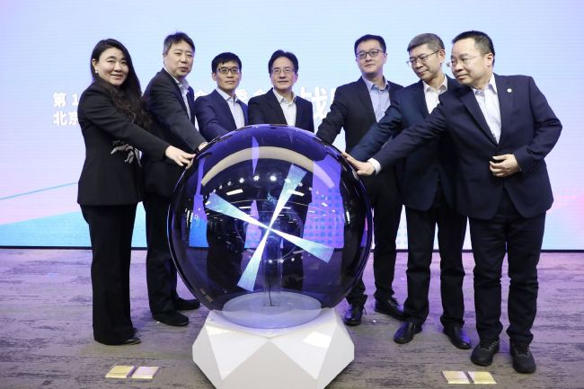他的罪行最高可判处40年监禁、三年监外执行、至少两百万美元的罚款。