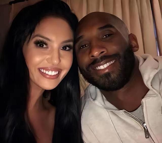 美艳范爷如此亲密接触令男选手笑得 刘承俊喜得第二子 亮相时尚活动大秀完美肌肉 2010-08-26 前不久刚刚杀青自己主演的大戏《硬汉2》的韩星刘承俊，8月25日，顶着全身黝黑的肌肤，很“硬汉”的形象高调出席了某杂志举办的第二届CoolGuy全国总决赛。