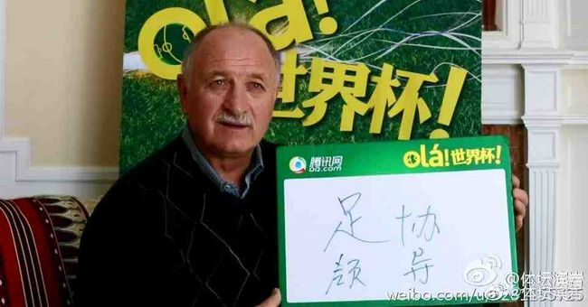 而马修·麦康纳身穿黑色系西装，利落帅气。